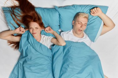 anry sinirli kadın parmakları ile kulaklarını kapatarak