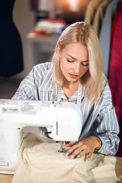 젊은 드레스 메이커는 재봉틀에 옷을 바느질. 중소기업 — 스톡 사진