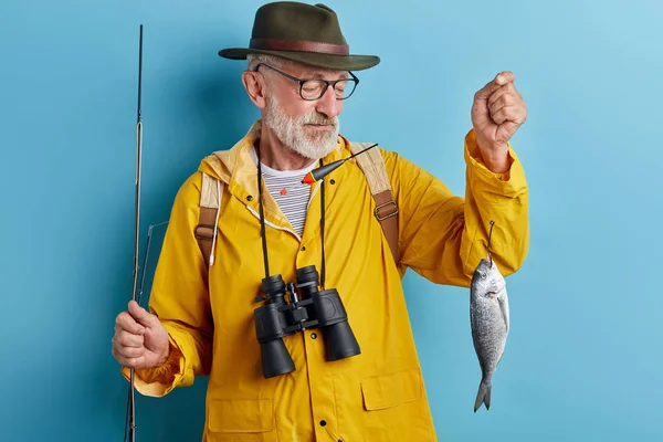 연금은 돈이 없다, 그는 매일 물고기를 잡는 이유입니다 — 스톡 사진