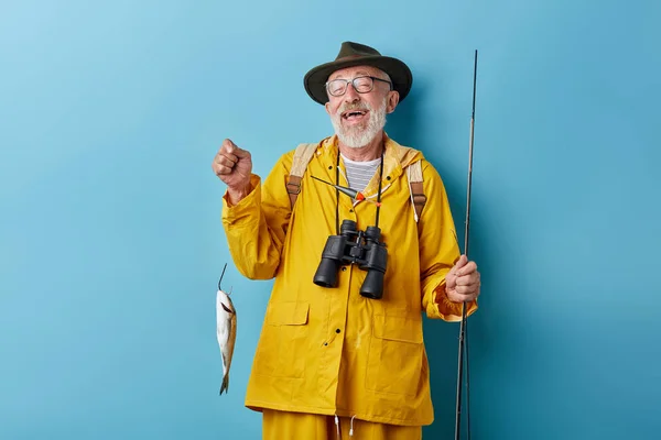웃는 웃는 재미 할머니는 그의 아내, 가족을 위해 cougfht 물고기를 가지고 — 스톡 사진
