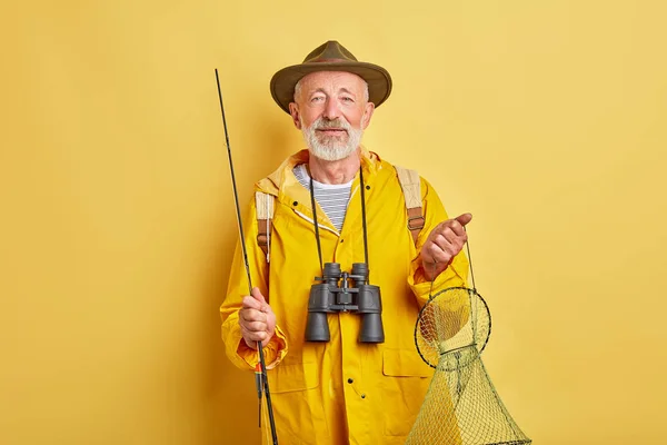 Homem sênior preparou-se para ir pescar — Fotografia de Stock
