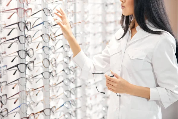 Médecin choisir des lentilles pour un clien — Photo