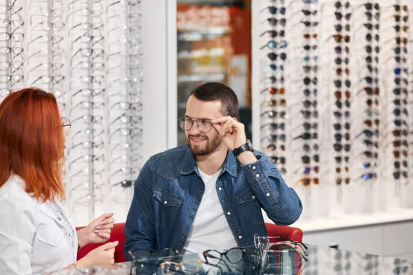 Professionell ingefära ögonläkare ger råd till en man — Stockfoto