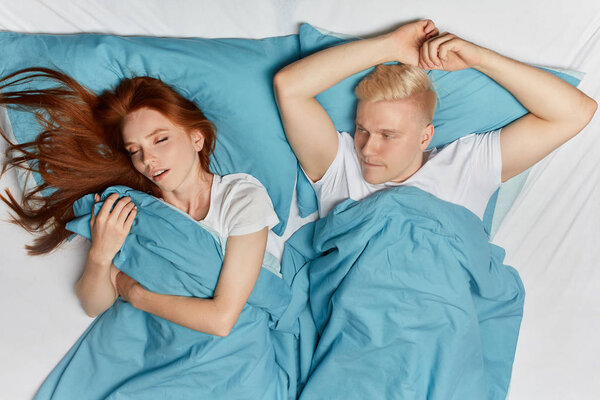 Злой парень проснулся от кошмара в холодном поту
