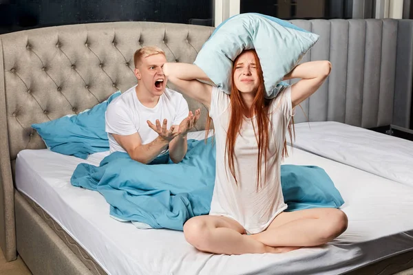 Enojado frustrado nervioso furioso hombre rubio gritando a su esposa —  Fotos de Stock