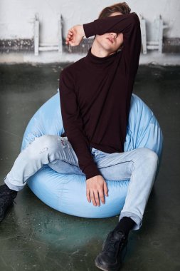 üzgün mutsuz depresif adam kol depresyon kavramı ile gözlerini kapatarak oturan