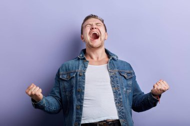 geniş açık ağızlı mutlu adam, onun mutluluk, mutluluk ifade kapalı gözleri