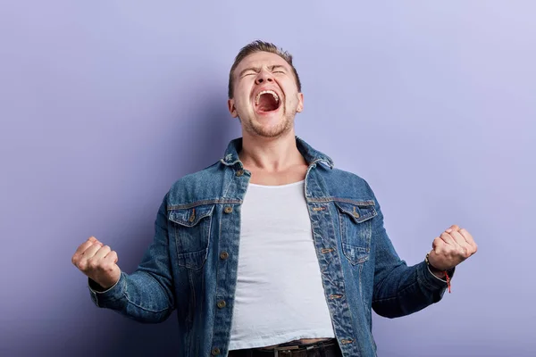 Gelukkige man met brede open mond, gesloten ogen uitdrukken van zijn blijdschap, geluk — Stockfoto