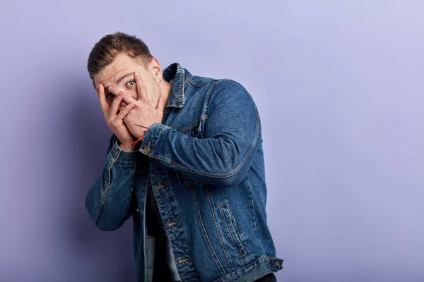 Worried man closing his face with palms — Stock Photo, Image