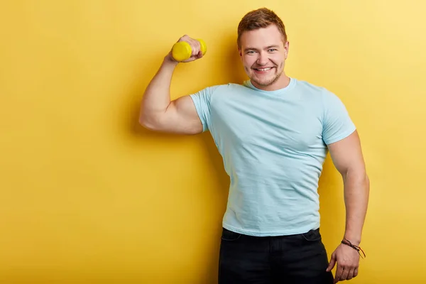 Hombre fuerte disfrutando de entrenamiento con pesas — Foto de Stock