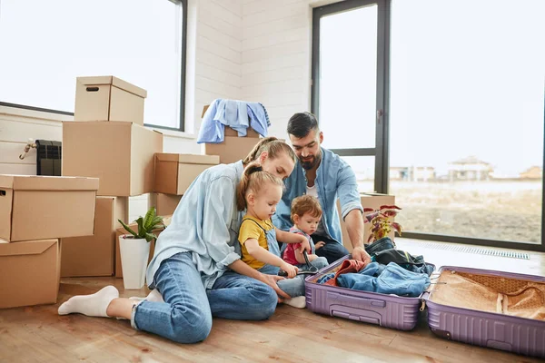 Caucásico familia mover en nuevo casa —  Fotos de Stock