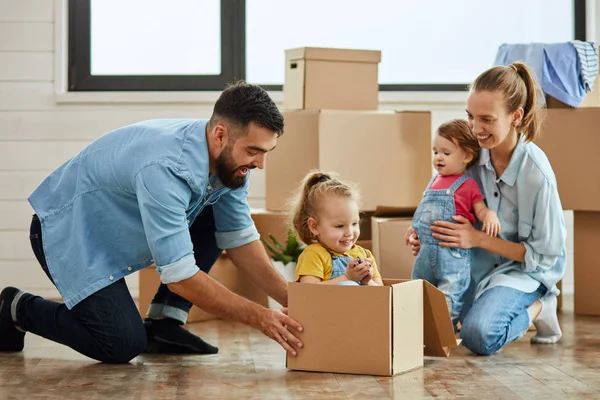 Kaukasiska familj flytta in New House — Stockfoto