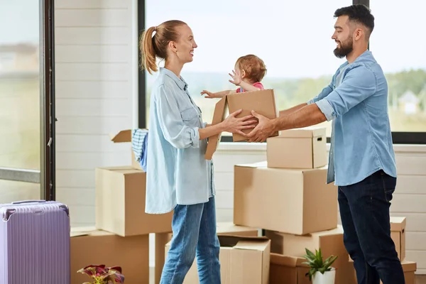 Caucásico familia mover en nuevo casa —  Fotos de Stock