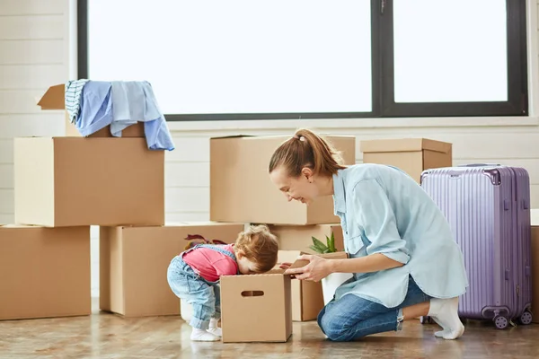 Caucásico familia mover en nuevo casa —  Fotos de Stock