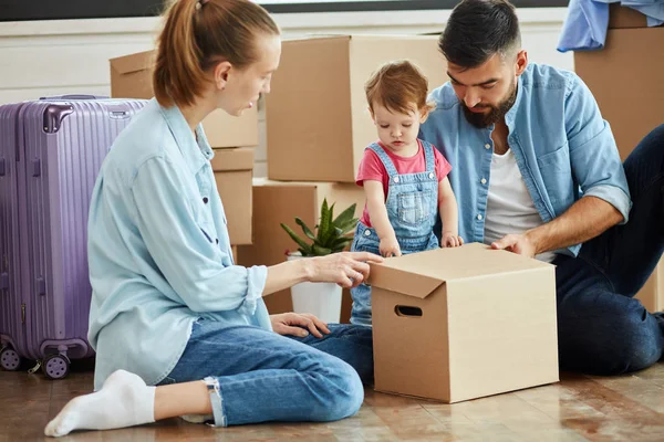 Caucásico familia mover en nuevo casa — Foto de Stock