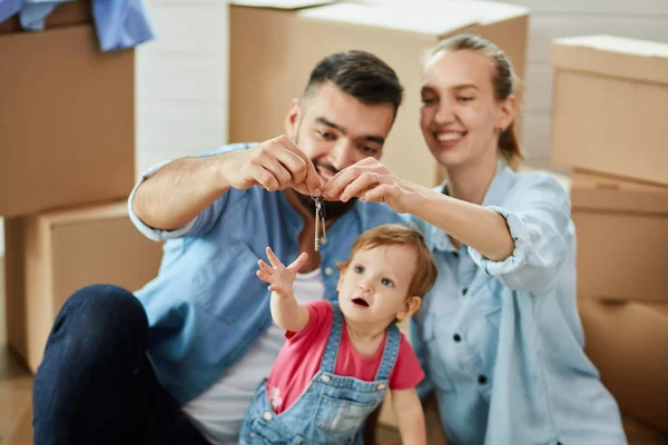 Caucásico familia mover en nuevo casa — Foto de Stock