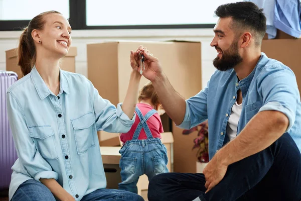 Caucásico familia mover en nuevo casa — Foto de Stock