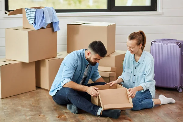 Caucásico familia mover en nuevo casa — Foto de Stock