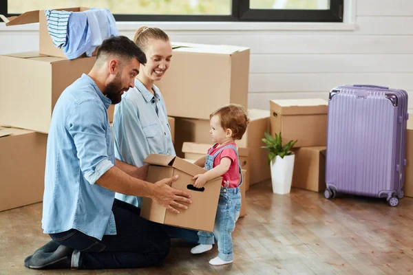 Caucásico familia mover en nuevo casa — Foto de Stock