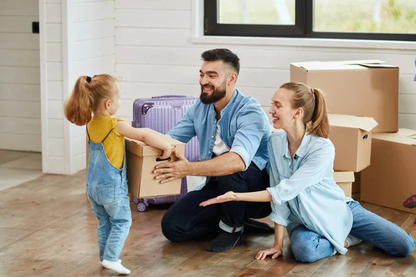 Família caucasiana se mudar na nova casa — Fotografia de Stock