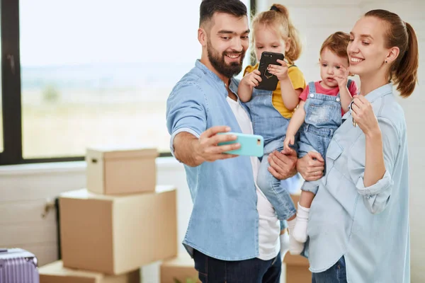 Caucasian family move in new big house — Stock Photo, Image