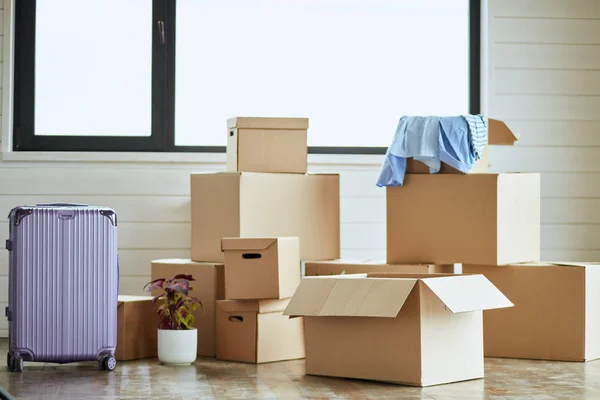 Karton kotak dengan barang-barang pribadi rumah tangga barang-barang di ruang tamu modern pada hari bergerak — Stok Foto