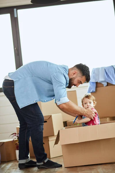 Caucásico familia mover en nuevo grande casa —  Fotos de Stock
