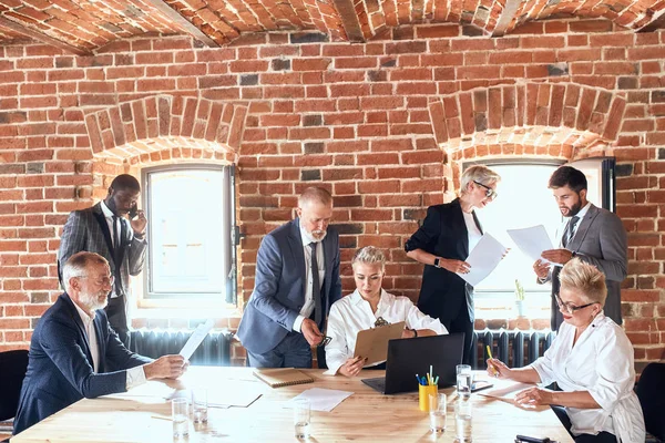 Група бізнесменів мозковий штурм в кімнаті для переговорів — стокове фото
