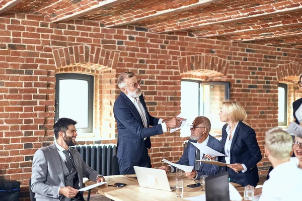 Grupp av affärsfolk brainstorming tillsammans i mötesrum — Stockfoto