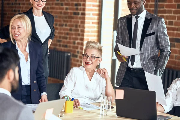 Grupp av affärsfolk brainstorming tillsammans i mötesrum — Stockfoto