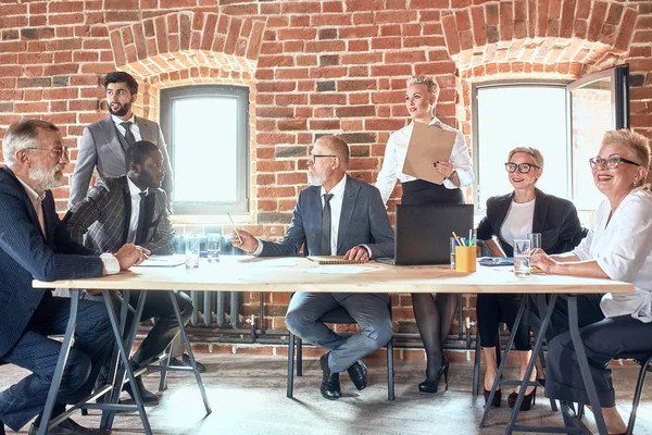 Groep zakelijke mensen die samen brainstormen in de vergaderruimte — Stockfoto