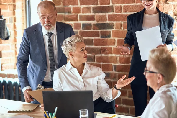 Grupp av affärsfolk brainstorming tillsammans i mötesrum — Stockfoto