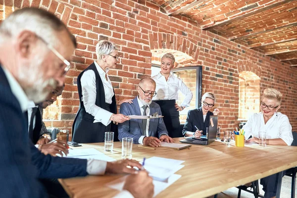 Grupo de empresarios haciendo una lluvia de ideas en la sala de reuniones — Foto de Stock