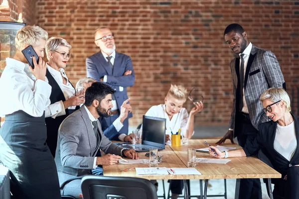 Gente de negocios en la mesa de negociaciones en la oficina — Foto de Stock