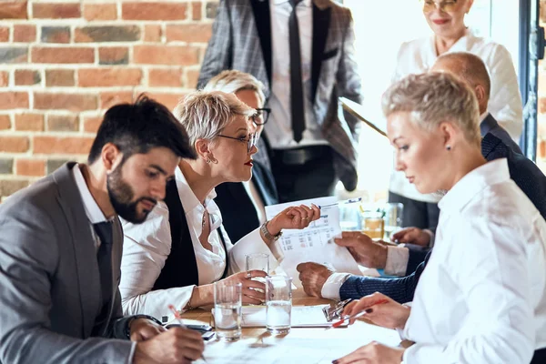 Zakenmensen aan de onderhandelingstafel op kantoor — Stockfoto