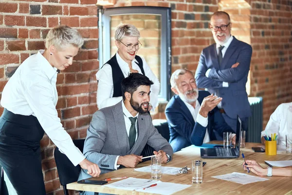 Zakenmensen aan de onderhandelingstafel op kantoor — Stockfoto