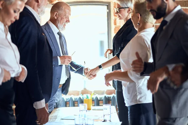 Бизнесмены пожимают руки в офисе — стоковое фото