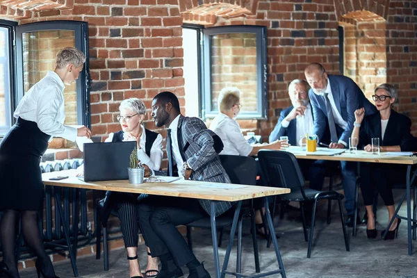 Zakenlieden werken in Office — Stockfoto