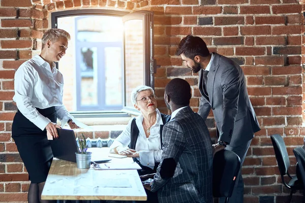 Empresarios trabajan en la oficina — Foto de Stock