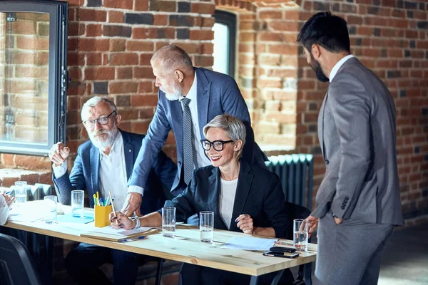 Zakenlieden werken in Office — Stockfoto