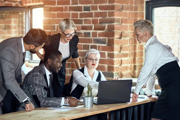 Gli uomini d'affari lavorano in ufficio — Foto Stock