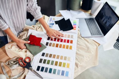 kırmızı iplik işaret terzi, o kırmızı bir eşarp dikmeye karar verdi