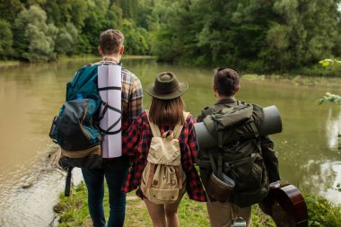 manzarayı, doğayı keşfeden genç motivasyonlu gezgin
