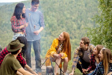 genç neşeli gezginler fıkra lar anlatıyor. keyifli vakit geçiriyor