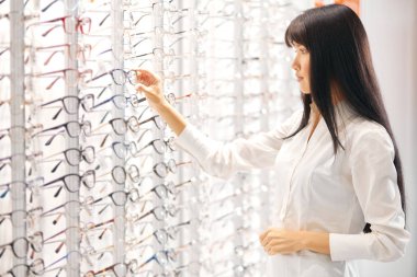 Göz doktoru gözlük yeni model alarak