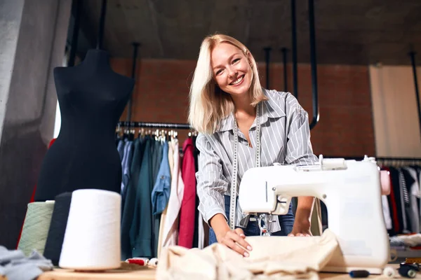 Designer atraente positivo recebe prazer de seu trabalho — Fotografia de Stock