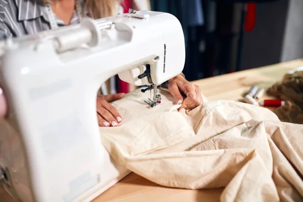Máquina de coser moderna. primer plano foto . —  Fotos de Stock