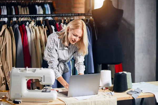 Blonde tailor has problems with computer — Stock Photo, Image