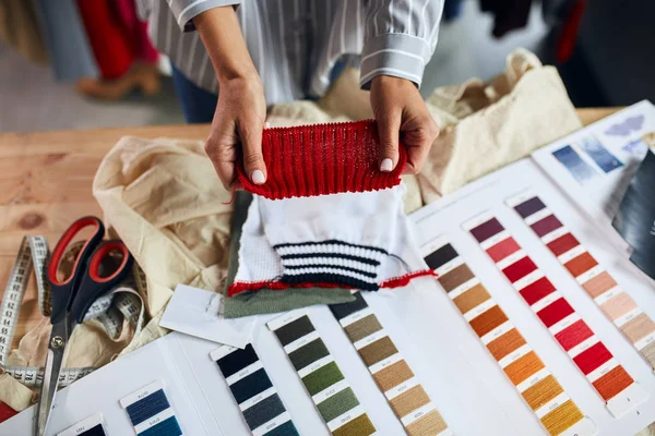 Дрессировщик, принимающий решение, какой цвет ткани использовать для пошива одежды — стоковое фото