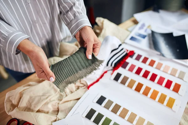 Designer de moda feminina escolhendo cores para nova coleção discutindo esboços — Fotografia de Stock